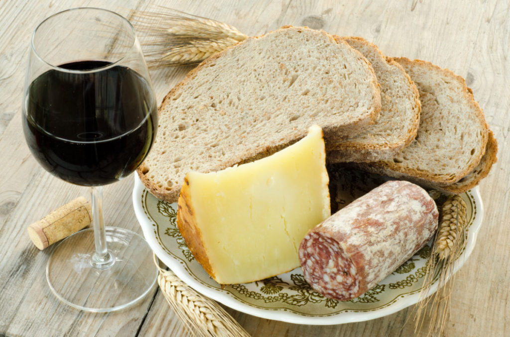 vin rouge, pain, fromage et saucisson